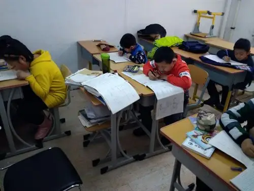 三年级补课的学生