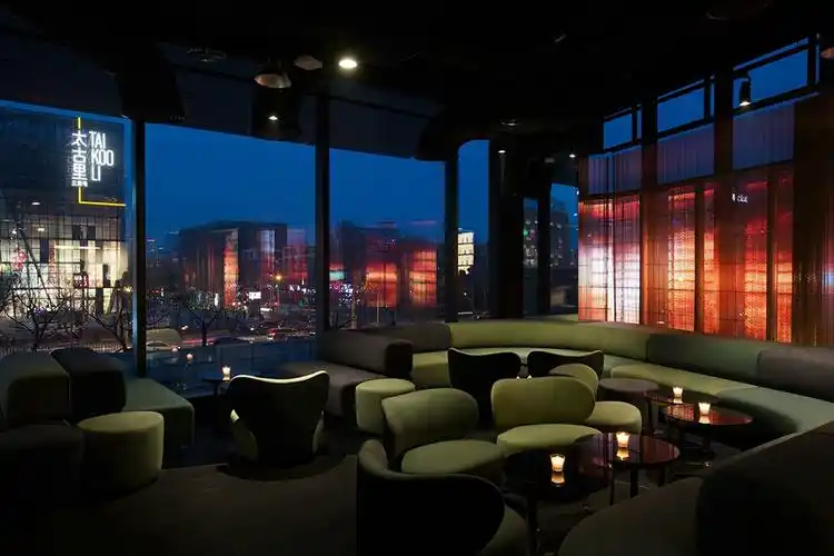 此次也将最富国际风尚的酒吧带到了全新mercedes me 三里屯体验店