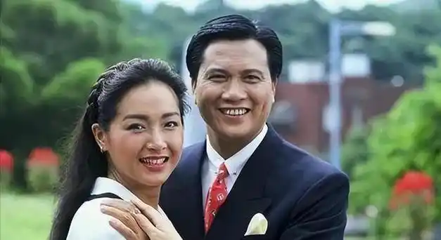 这个家族奉行的是一夫多妻制,当恬妞发现丈夫已经娶了两任妻子,并且