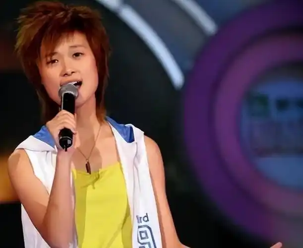 李宇春患不死癌症后现身车库,弯腰驼背双拳紧攥,与周杰伦是病友