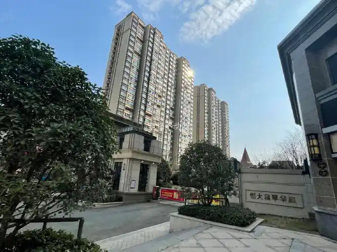 整租恒大翡翠华庭78平米精装两室月租1300拎包入住