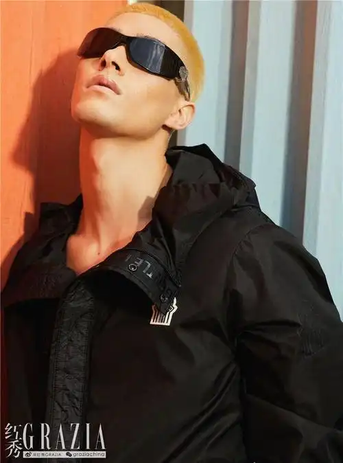 米卡酷帅造型上线 金色寸头显男人气概