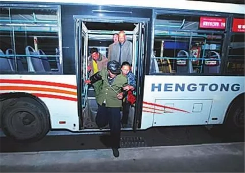 到站前,乘客应提前向车门移动,后下车的乘客要为先下车