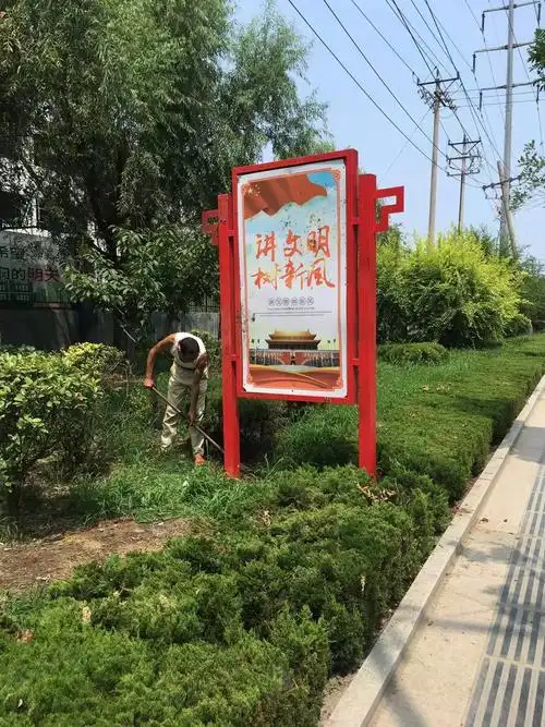 区宣传部雨后及时处置倾倒公益广告宣传牌_全区