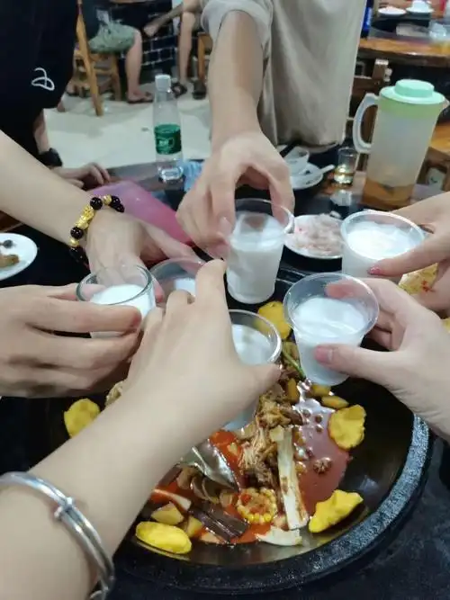 第一次跟朋友去ktv,喝酒唱歌92,那天晚上很开心,我们玩到凌晨三点多