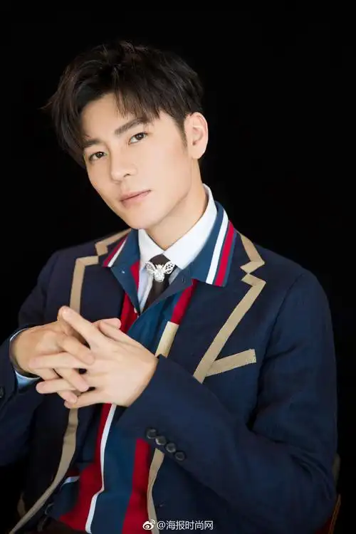 今晚一身学院风造型亮相