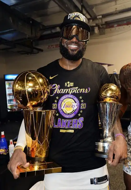 湖人4-2热火夺得nba总冠军,詹姆斯 浓眉哥等更衣室开香槟庆祝