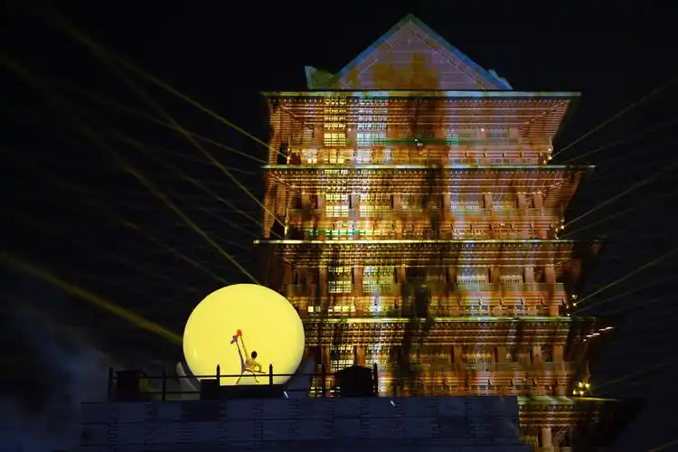 兰州黄河楼元旦期间上演光影秀