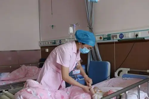 儿科护士用坚守托起新生的希望