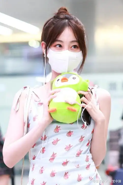 祝绪丹抵达上海机场穿兔子印花吊带裙青春靓丽