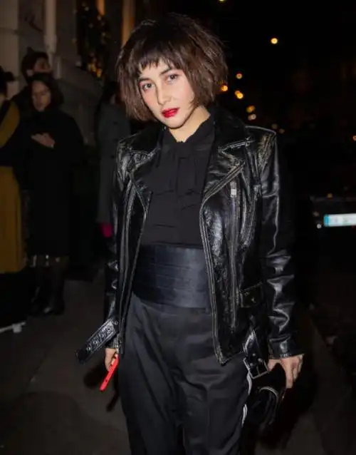 何超仪巴黎街拍又美又飒霸气演绎换装秀