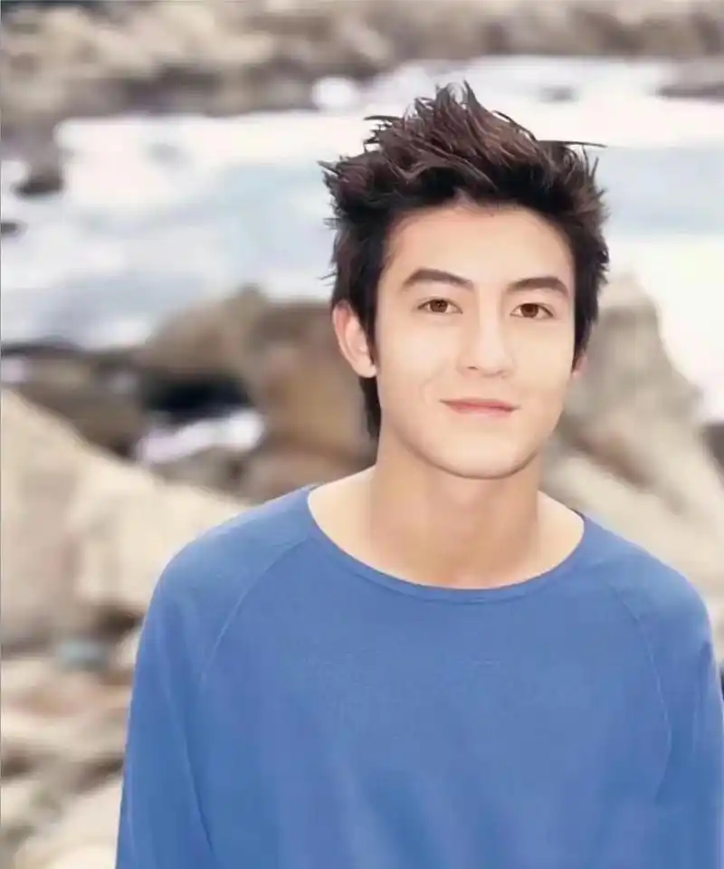 与许多现在的男明星相比,他更具男人味.