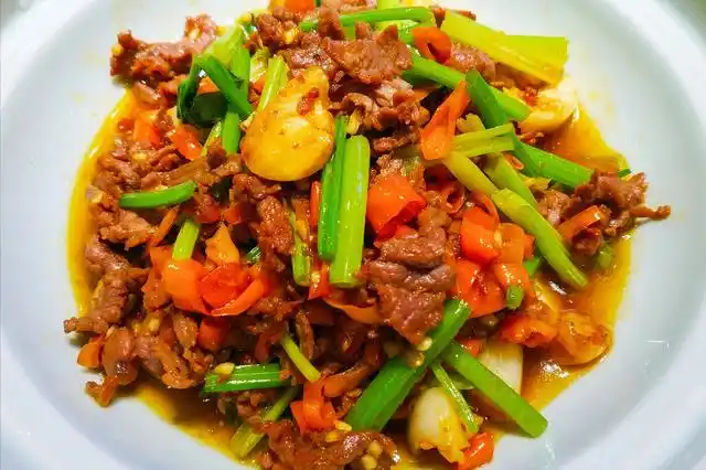 牛肉一炒就老,不妨试试大厨的做法,只需多做1步,滑嫩又入味