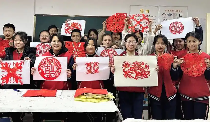 学生们现场展示自己完成的剪纸作品.阿迪力江 摄