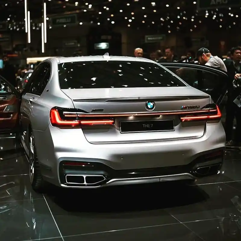 全新宝马m760li外观有点帅