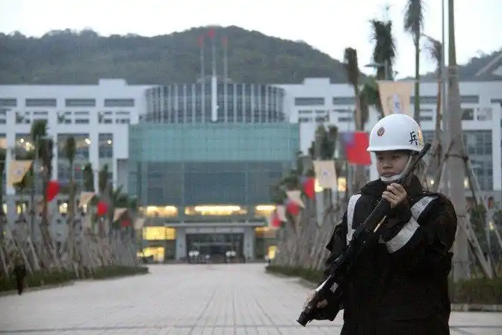 台湾防务部门遭民众翻墙闯入全程同步手机直播