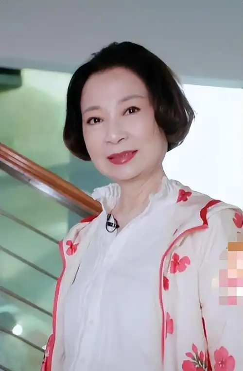 甜歌女神仲小萍:三十载守护儿子,却饱受凄凉待遇