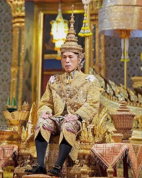 与美女王后穿情侣装强秀恩爱,周围跪一地好奇葩|拉玛|苏提达|王后