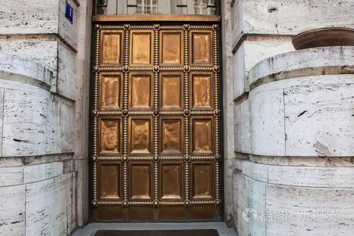 重型金色的大门