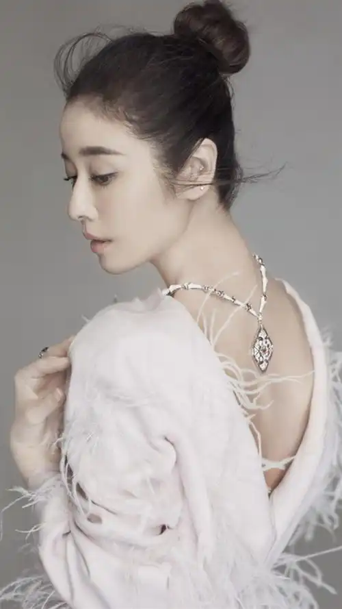 老戏骨林心如的时尚大片一身白色look优雅大气魅力依旧