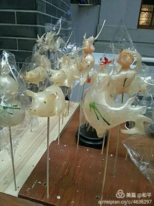 吹糖人的,吹出来的十二生肖栩栩如生.