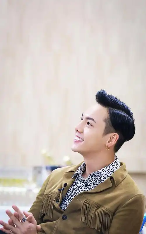 陈伟霆魔性笑容帅气写真19