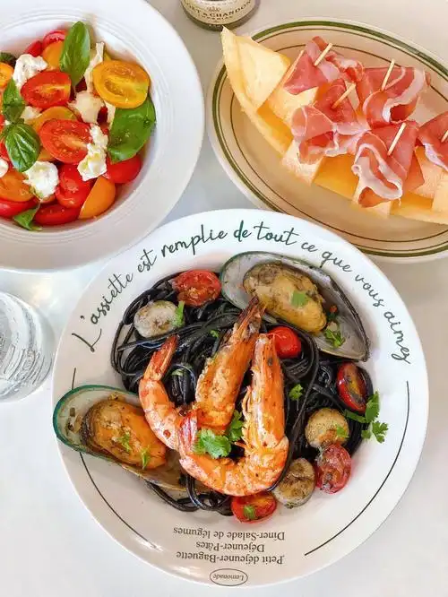 95brunch:墨鱼汁海鲜意面seafoods linguine in squid ink sauce