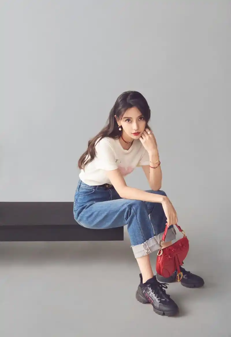 杨颖出席活动身着仙女纱裙文静淡雅美的移不开眼睛