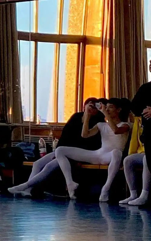 一个天天都在社死的专业男子芭蕾舞紧身衣比较明显慎入