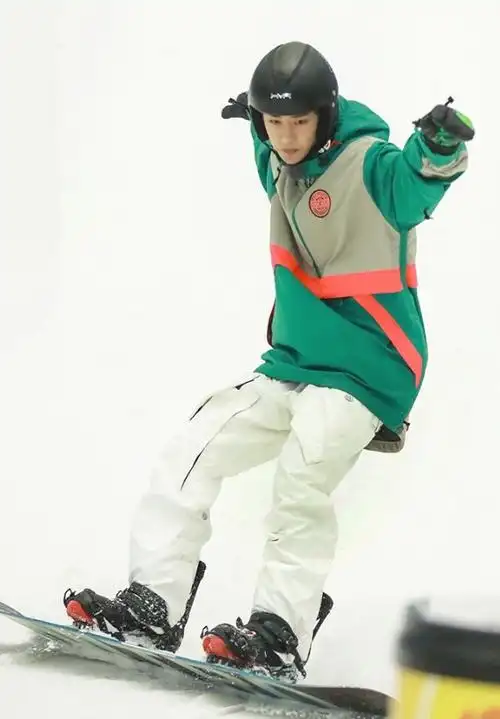 王一博穿绿色滑雪服录节目,酷盖变奶盖,粉丝:王甜甜妈妈爱你!