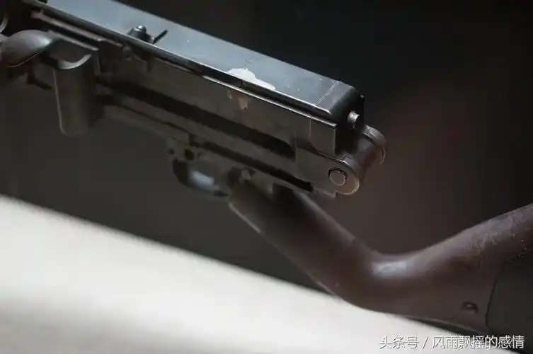 日军的"歪把子"轻机枪外形古怪 供弹方式更奇怪!