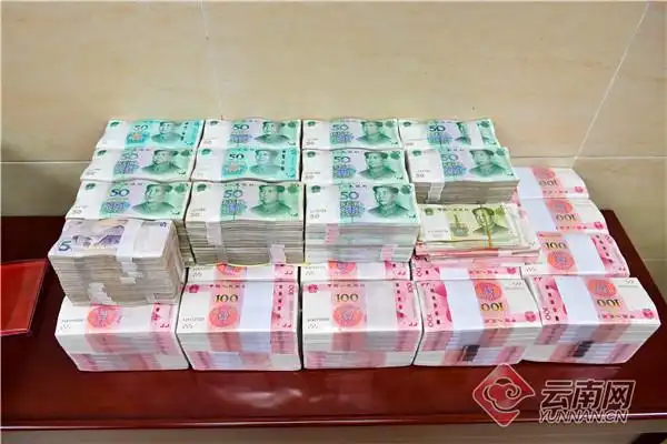 昆明阳宗海警方节前发还黑恶案件追缴资金250余万现金