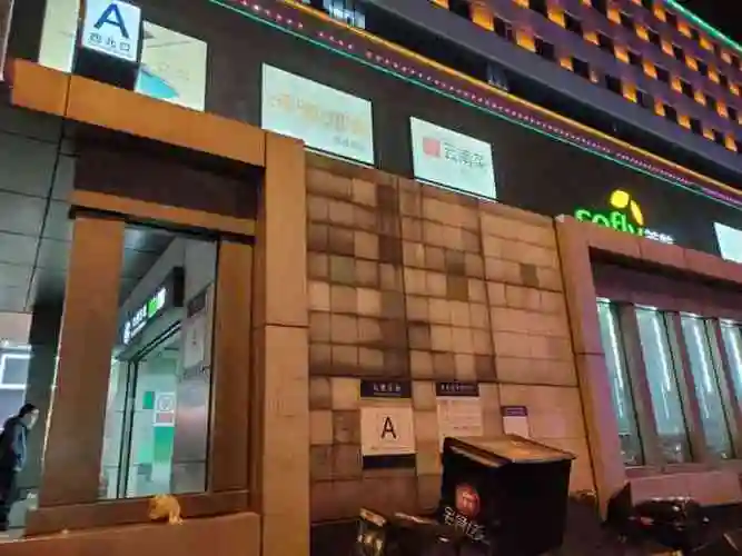 七里庄(地铁站)-"地铁人流不是很多,空座位很多,室内空调也.