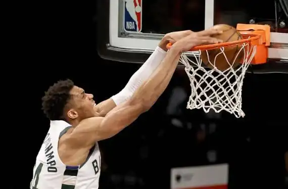 字母哥飞身扣篮