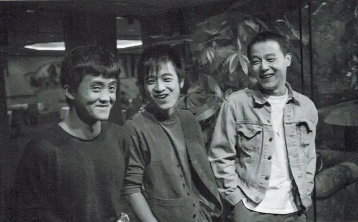 1994年夏秋之际,被称为"魔岩三杰"的窦唯,张楚,何勇在hard rock咖啡厅