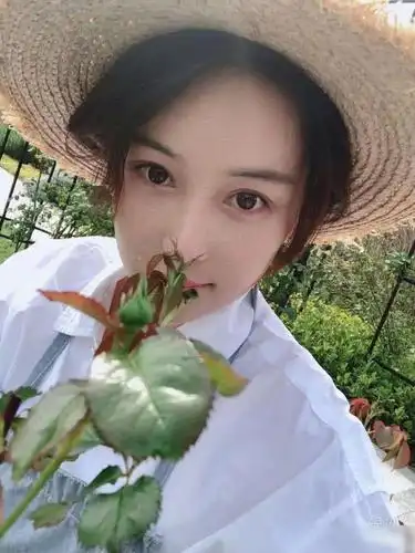 有种"自卑"叫张馨予,当扒到何捷的前女友之后:一般人都自卑吧