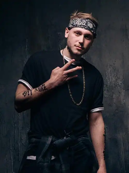 纹身黑社会成员男子自拍图片下载