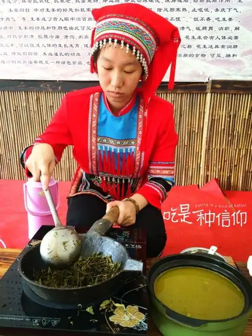 "瑶族油茶喷喷香,既有茶叶又有姜",这就是瑶族油茶的主要食材.