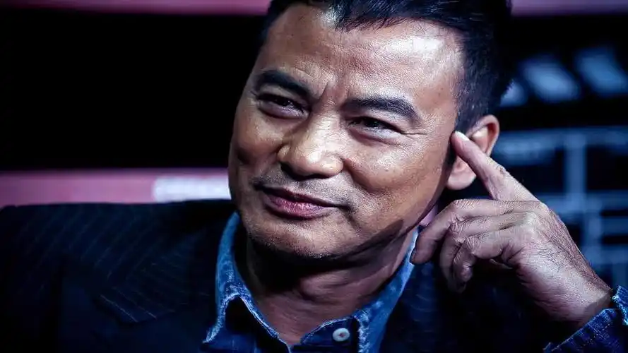 香港白黑两道都要给面子的明星,他算是一个硬汉般的存在