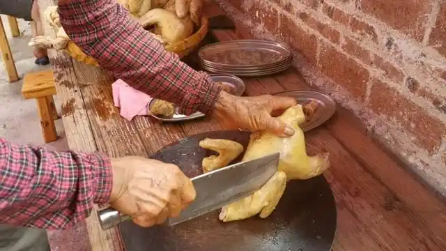 广西农村办喜酒看一刀手砍白切鸡,这样的刀法和摆盆大家给几分