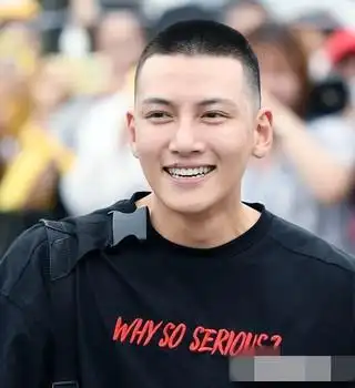 池昌旭入伍粉丝送行 理成寸头难挡帅气【组图】