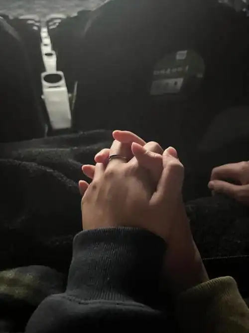 情侣牵手照 电影院如何拍出氛围感⭐️