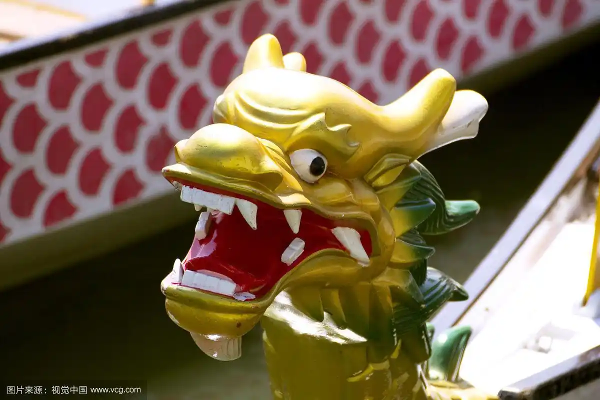 端午节龙舟比赛中龙头的局部大特写