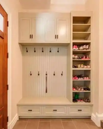 入户花园可以隔出一个简易的衣帽间,可以用来放鞋和挂衣服,柜子参考