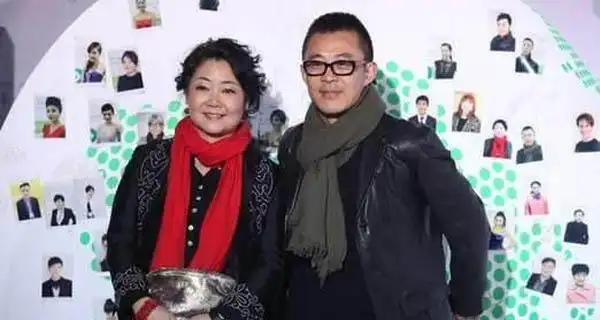 侯勇现任老婆是萨日娜