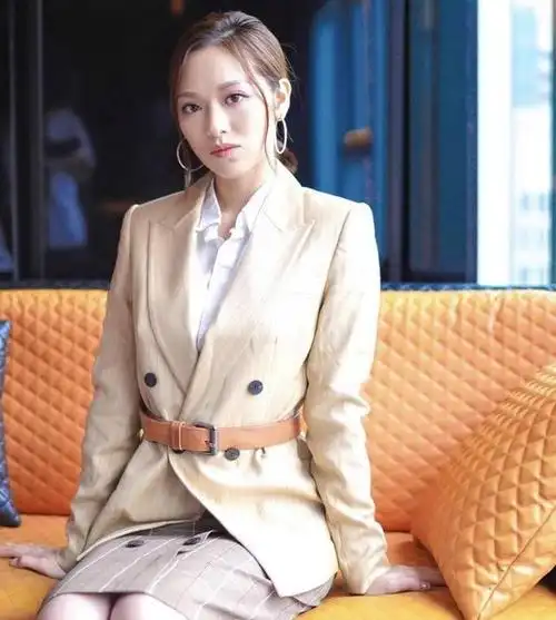 冯盈盈再攀名流富二代与郑衍峰出双入对港姐胡美贻似足女主人