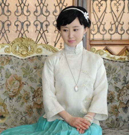 《金粉世家》中扮演"八妹"后时隔十年,再度出演年代剧,出演清宫格格佟