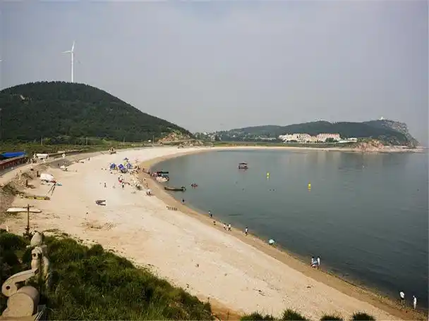 p>月牙湾海滨旅游区,位于营口经济技术开发区,因其海滨状似月牙而得