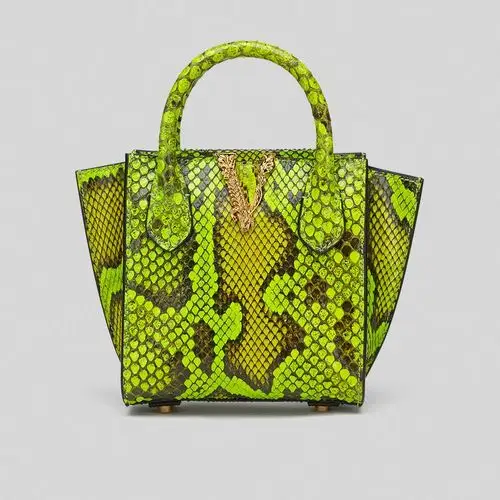 versace 上架一组彩色蟒蛇皮手袋:珍稀皮质,迷幻色调 - ibag · 包包