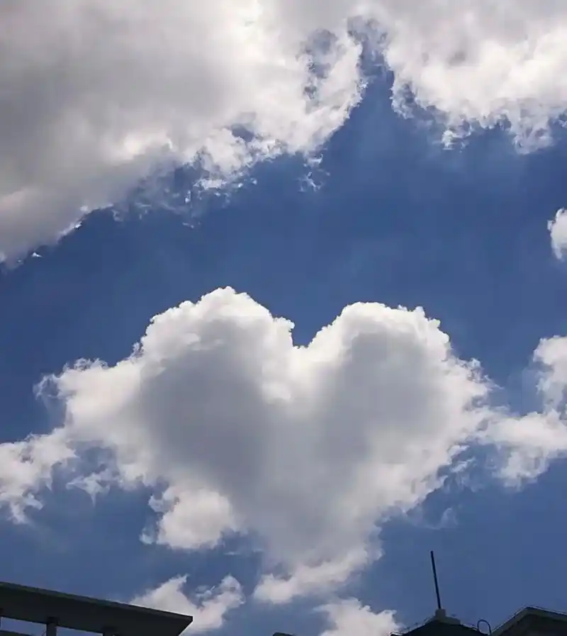 云朵是天空写过最美的文案93     天空都是爱心的形状09  我想做